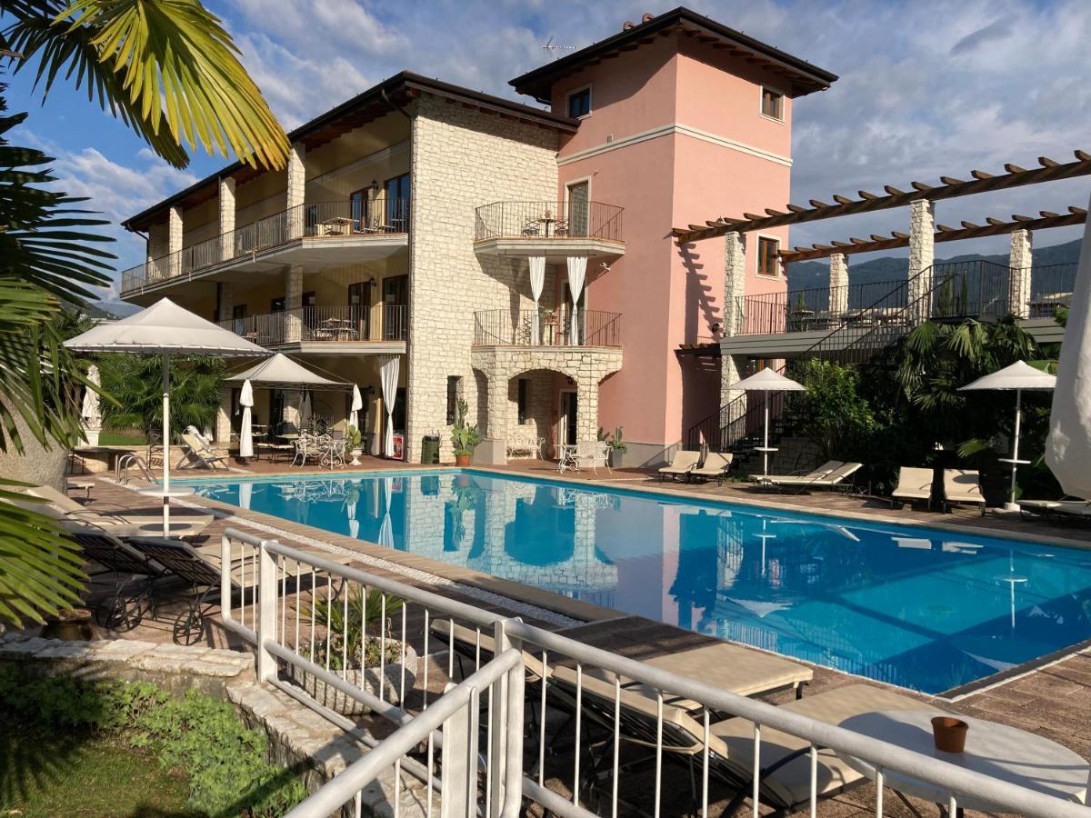 Aparthotel Residenza Le Due Torri Riva del Garda Exterior foto