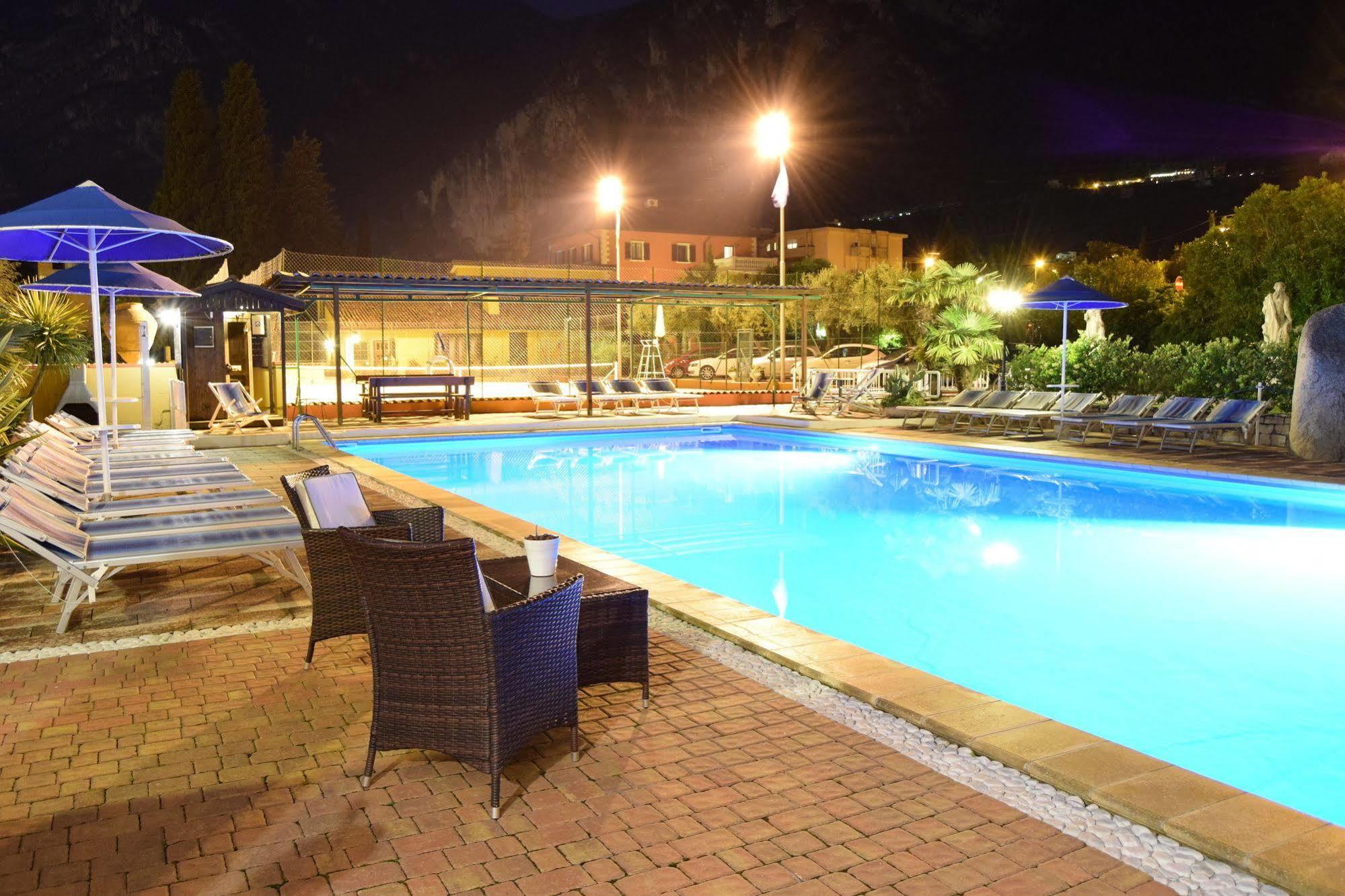 Aparthotel Residenza Le Due Torri Riva del Garda Exterior foto