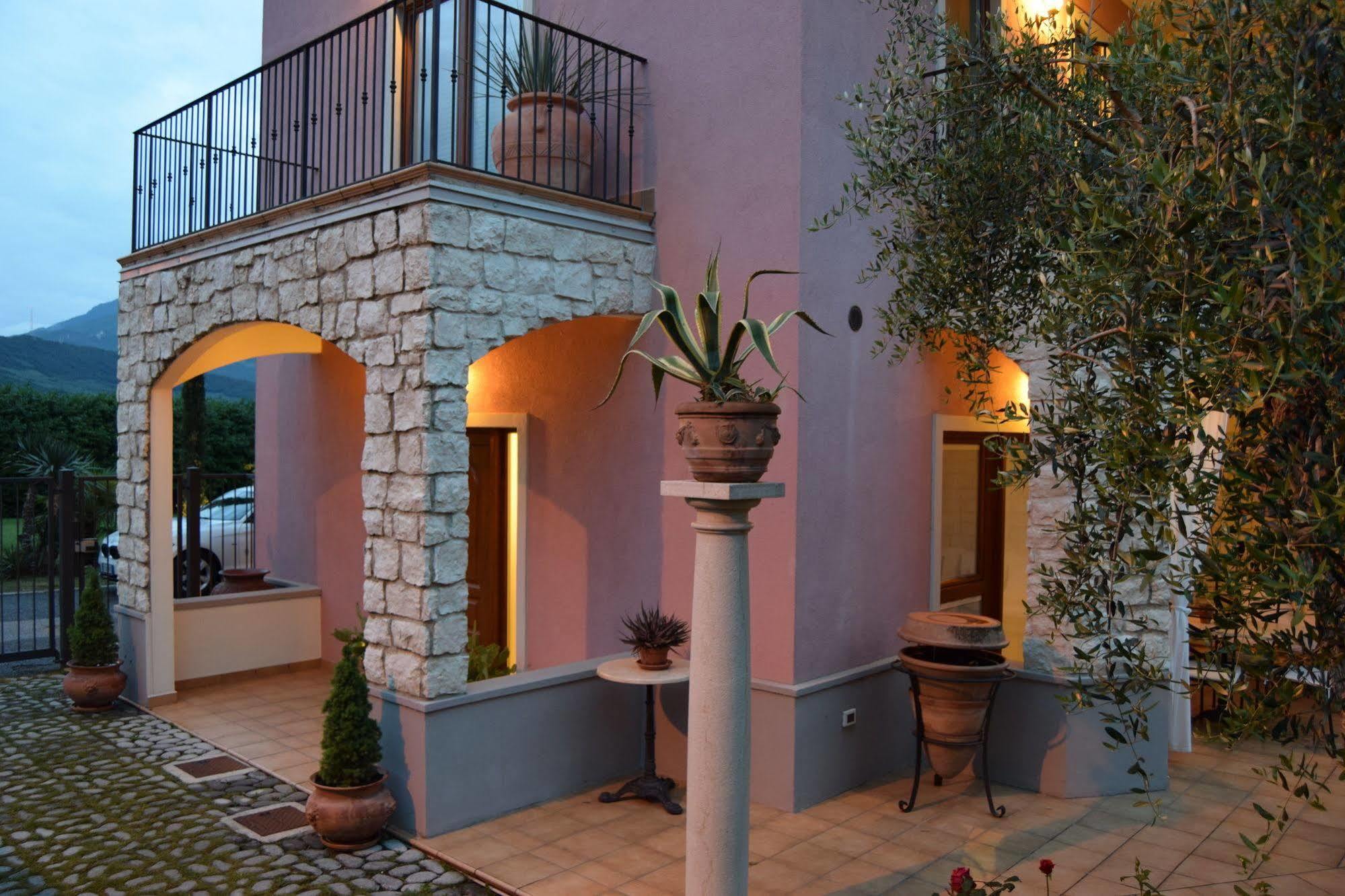 Aparthotel Residenza Le Due Torri Riva del Garda Exterior foto